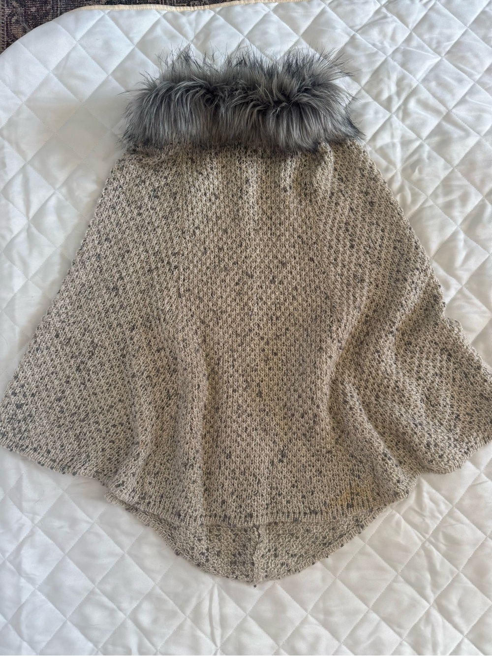 Steve Madden Faux Fur Collar Poncho Cape Knit Gray Oatmeal OSFA Cozy Winter